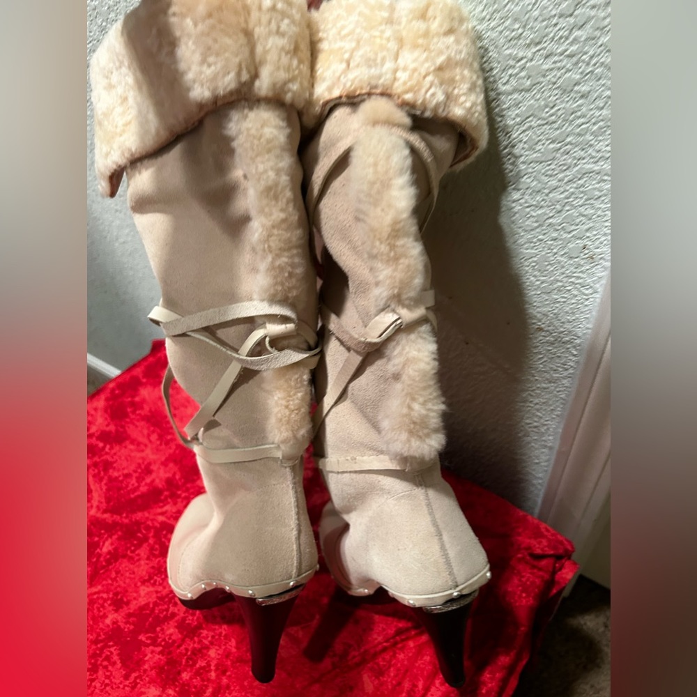 Michael Kors Suede boots , fleece lining.  3 inch heel. Excellent condition - Picture 4 of 6